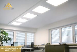 Văn phòng làm việc bố trí đèn led Panel 600x600 theo hàng dọc gần sát nhau