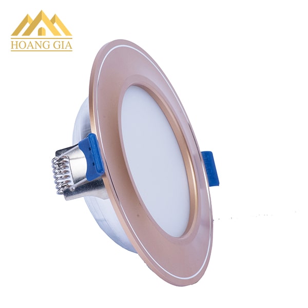 Đèn led âm trần mặt cong đế mỏng viền vàng có tính thẩm mỹ cao, hợp những công trình tân cổ điển, trần gỗ.