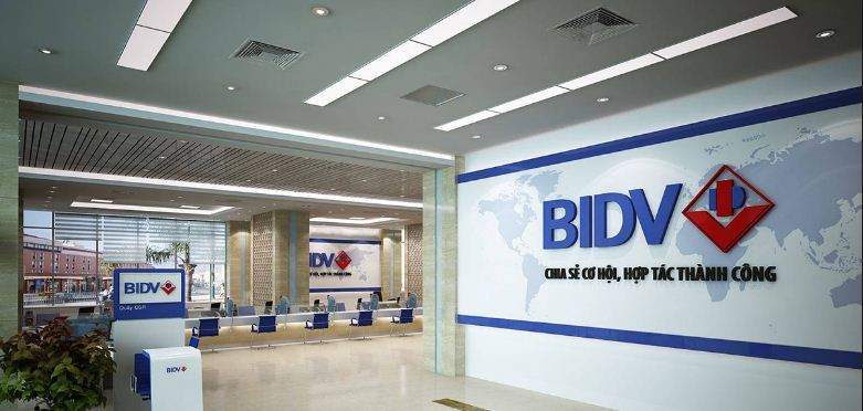 Ngân hàng BIDV sử dụng đèn led Panel 300x600 nối tiếp nhau kết hợp cùng các bóng đèn led downlight xen kẽ