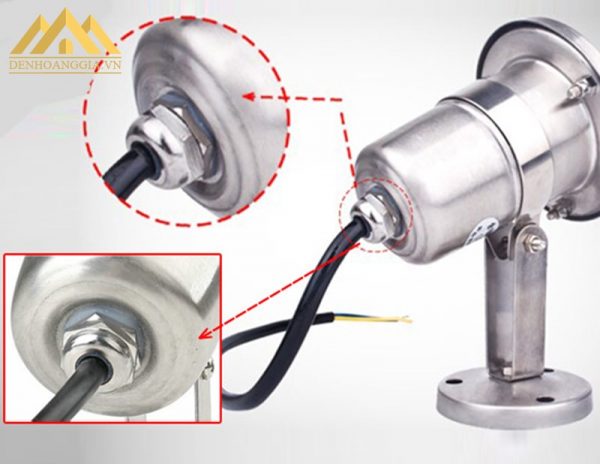 Thân đèn led âm nước spotlight 3w dạng đế được làm từ inox chống gỉ, tản nhiệt nhanh.