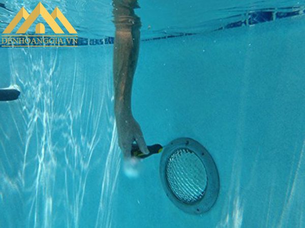 Trước khi đưa đèn led bể bơi 15w vào sử dụng các bạn nên tiến hàng kiểm tra kỹ, tranh bị dò điện để đảm bảo an toàn