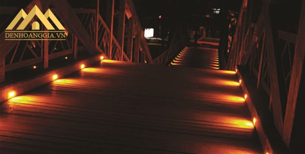 Bố trí đèn chiếu sáng hai bên thành cầu