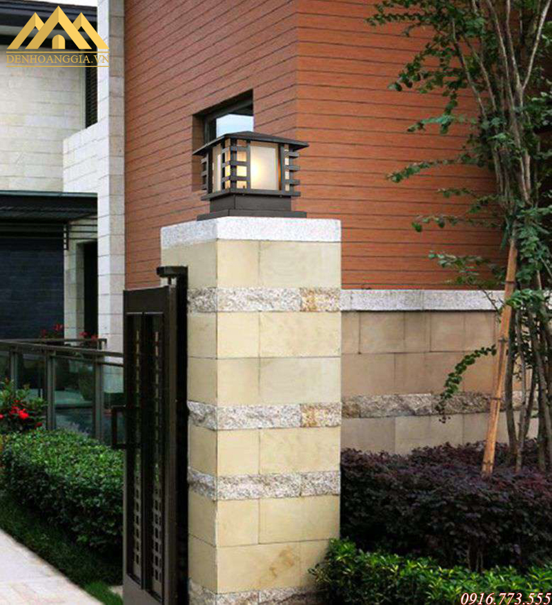 Đèn trụ cổng hiện đại lắp cho cổng nhà có kích thước cân đối với trụ cổng