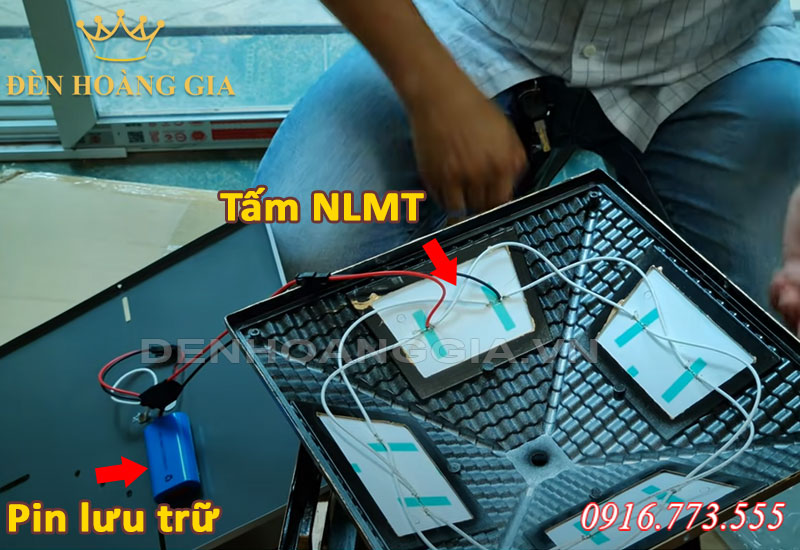 Cấu tạo tấm NLMT và pin lưu trữ của đèn trụ năng lượng mặt trời