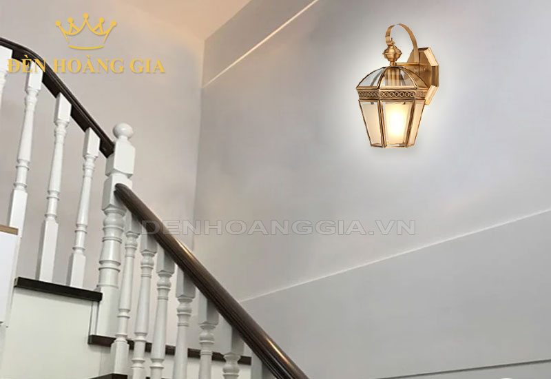 Sử dụng đèn treo tường phong cách cổ điển chiếu sáng cầu thang