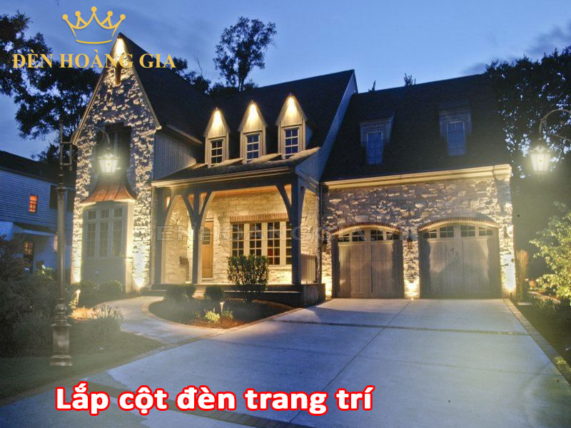 Lắp cột đèn trang trí chiếu sáng sân hiên trước nhà