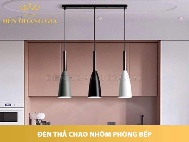 Đèn thả chao nhôm tạo điểm nhấn cho bàn ăn, đảo bếp