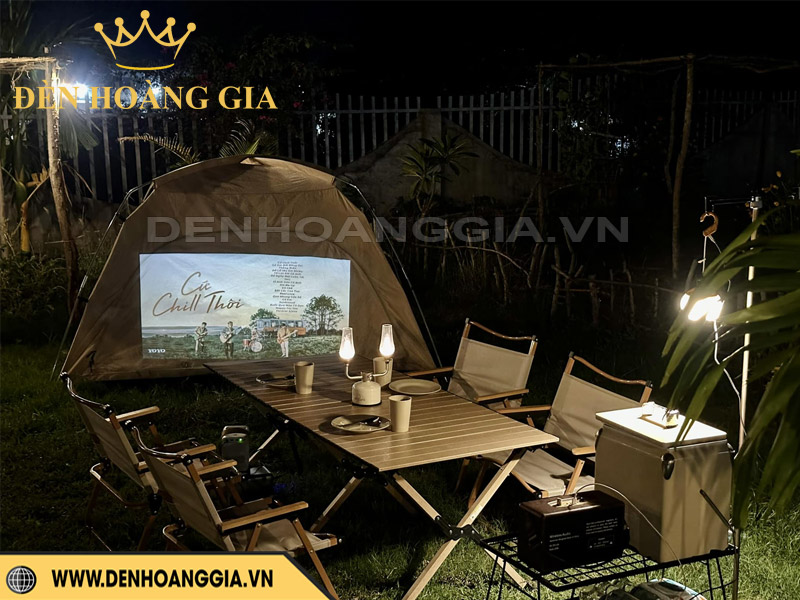 Đèn mini giúp bàn ăn ngoài trời trở nên lung linh và sang trọng