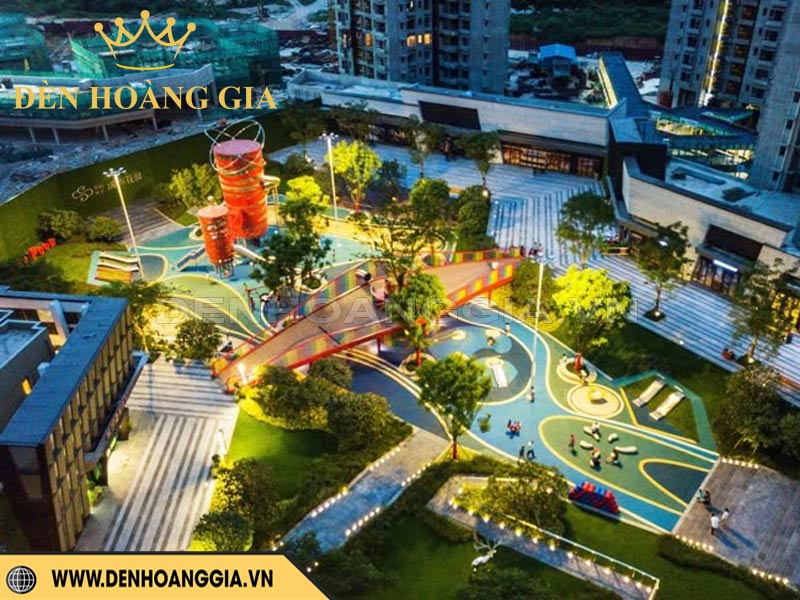 Lắp đèn chiếu sáng cho sân chơi ngoài trời cho trẻ nhỏ