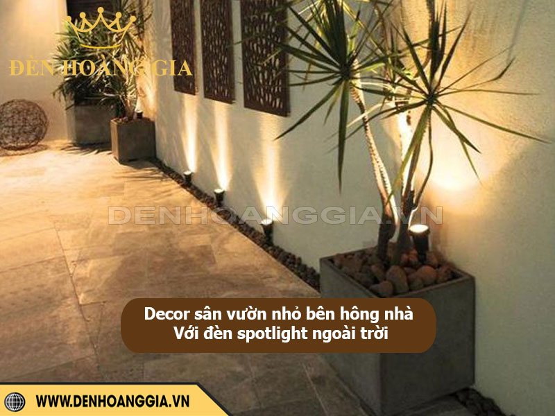 Decor sân vườn nhỏ bên hông nhà với đèn spotlight ngoài trời