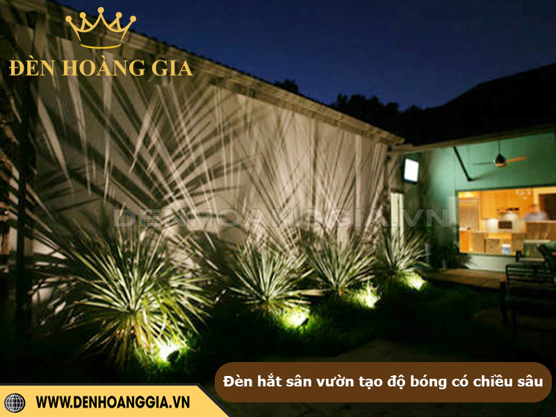 Đèn hắt sân vườn tạo đổ bóng có chiều sâu