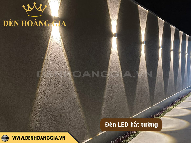 Đèn led hắt tường chiếu sáng lối đi cạnh hàng rào trong sân vườn