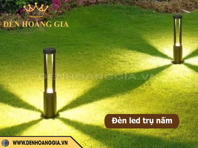 Không gian sân vườn với đèn LED trụ đặt ven cỏ