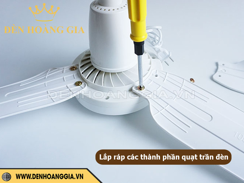 Lắp ráp các thành phần quạt trần đèn