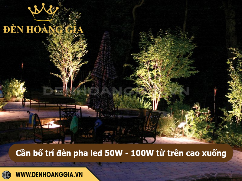 Cần bố trí thêm đèn pha lè 50W - 100W từ trên cột cao khoảng 3-4 mét hắt xuống