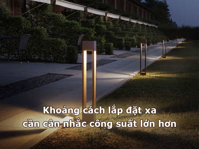 Khoảng cách lắp đặt đèn trụ sân vườn càng xa càng cần công suất lớn