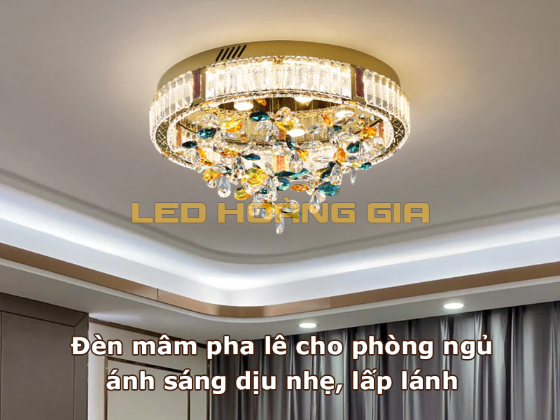 Đèn mâm pha lê cho phòng ngủ mang lại ánh sáng lấp lánh, thư giãn