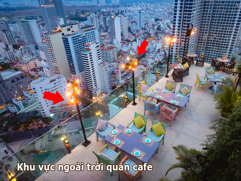 Khu vực ngoài trời quán cafe lắp cột đèn trang trí