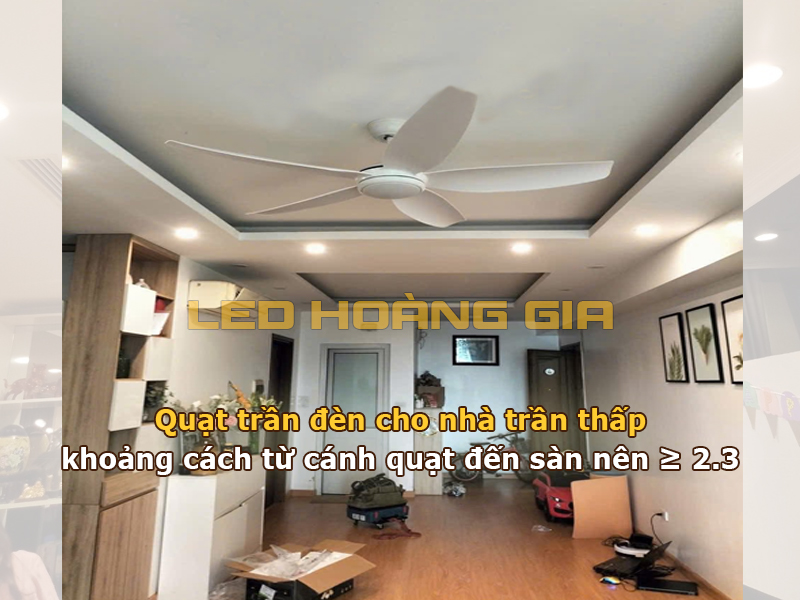 khoảng cách từ cánh quạt đến sàn nên ≥ 2.3 để đảm bảo an toàn