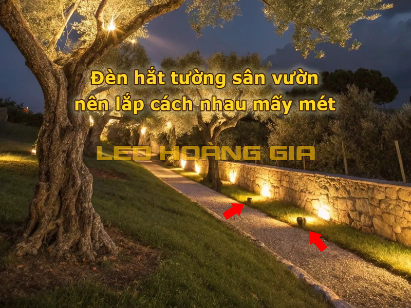 Đèn hắt tường sân vườn nên lắp cách nhau mấy mét