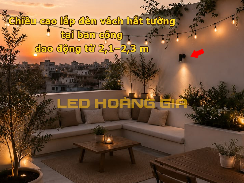 Chiều cao đèn hắt vách tường tại ban công dao động từ 2,1–2,3 m
