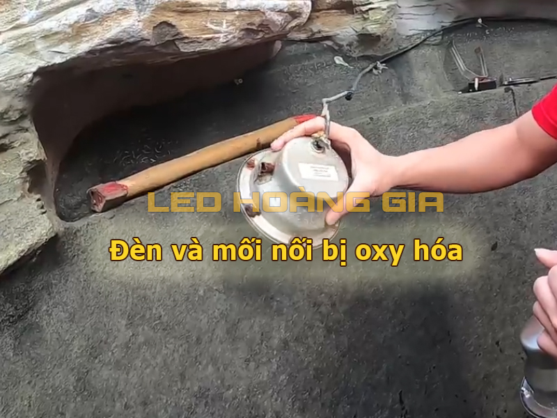 Đèn led âm nước và mối nối bị oxy hóa
