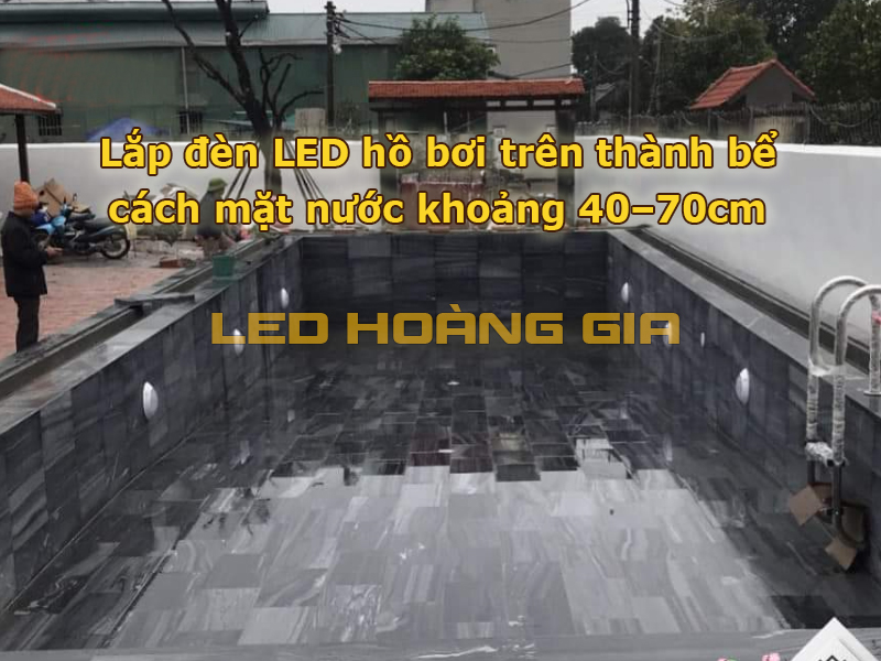 Lắp đèn hồ bơi trên thành bể cách mặt nước khoảng 40–70cm