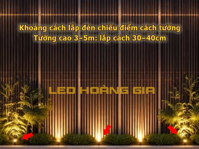 Tường cao lắp đèn cách 30 - 40cm
