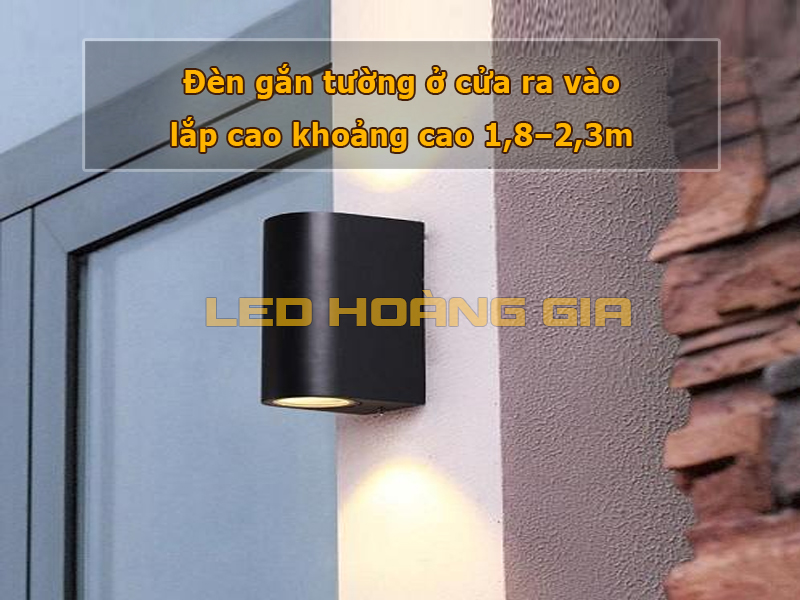 Đèn gắn tường ở cửa ra vào