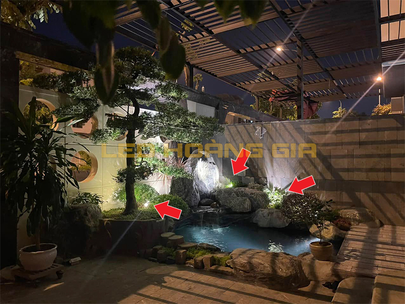 Tiểu cảnh hồ cá Koi lắp đèn LED chiếu cây Spotlight