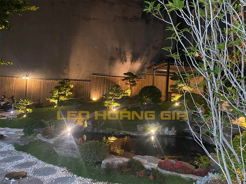 Sân vườn nhật lắp đèn led chiếu cây spotlight
